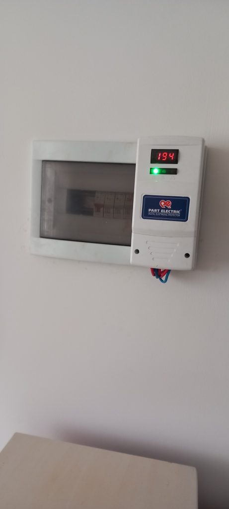 نصب محافظ برق ساختمان توسط تکنسین گهر سرویس